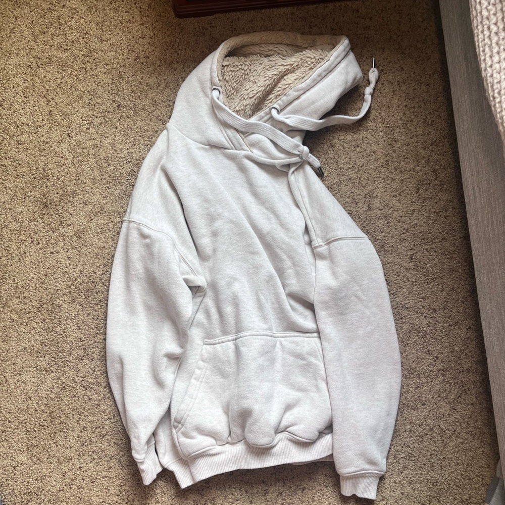 Aerie cream sweatshirt, with fur in the hood